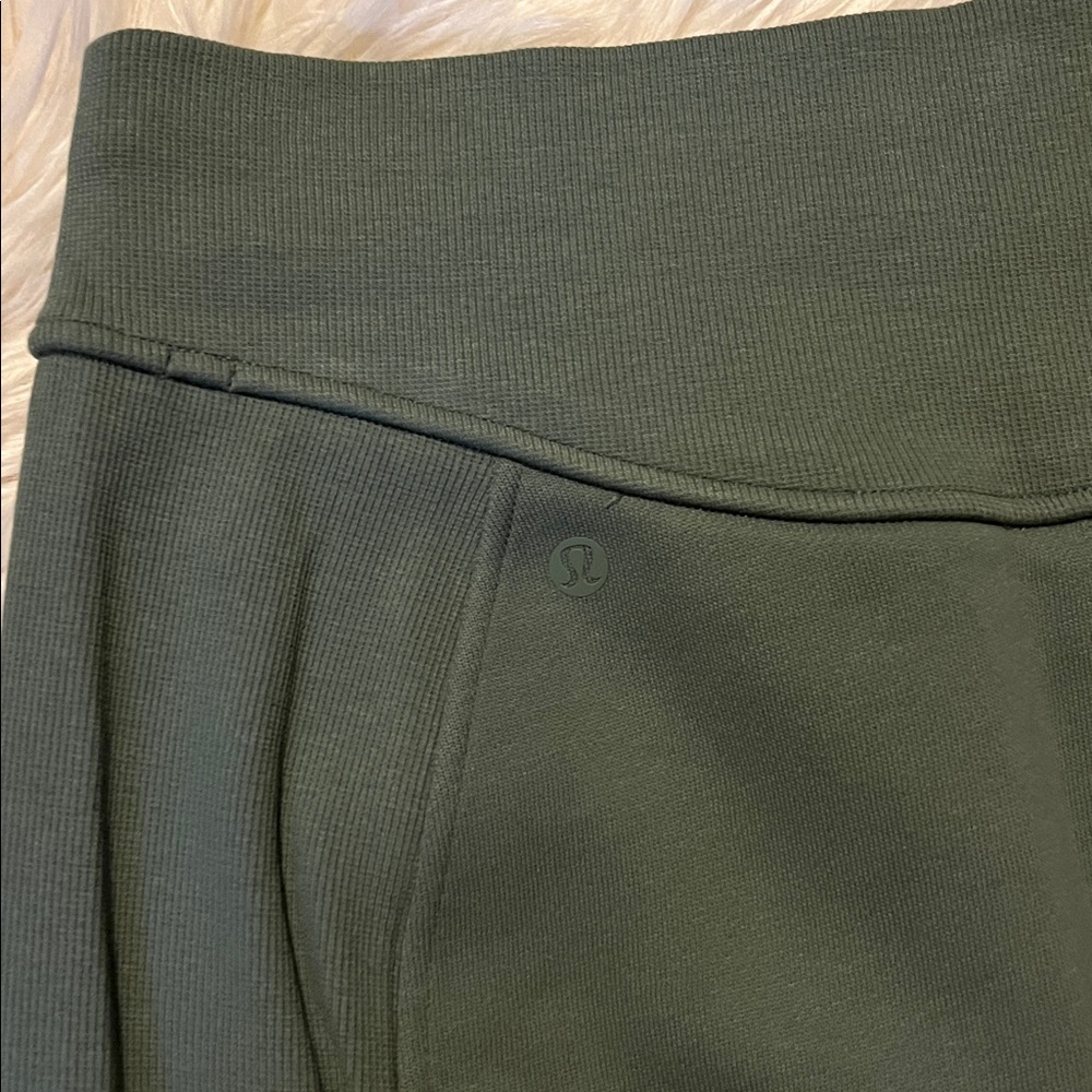 Lululemon BNWT Scuba High-Rise Mini Skirt in the color Grey Eucalyptus 68.00MSRP - Picture 7 of 9